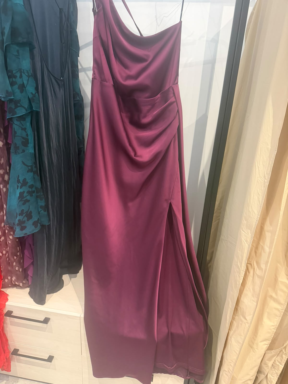 Vestido 1 hombro burdeo