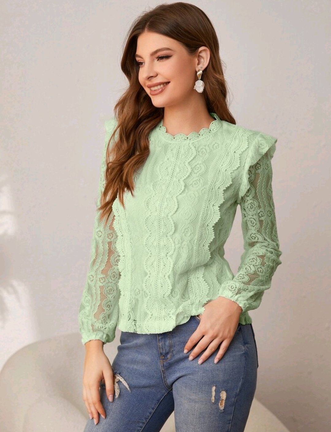 Blusa en contraste con encajes.