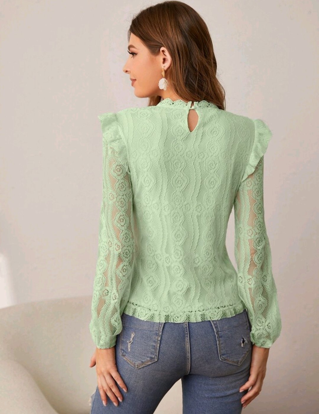 Blusa en contraste con encajes.