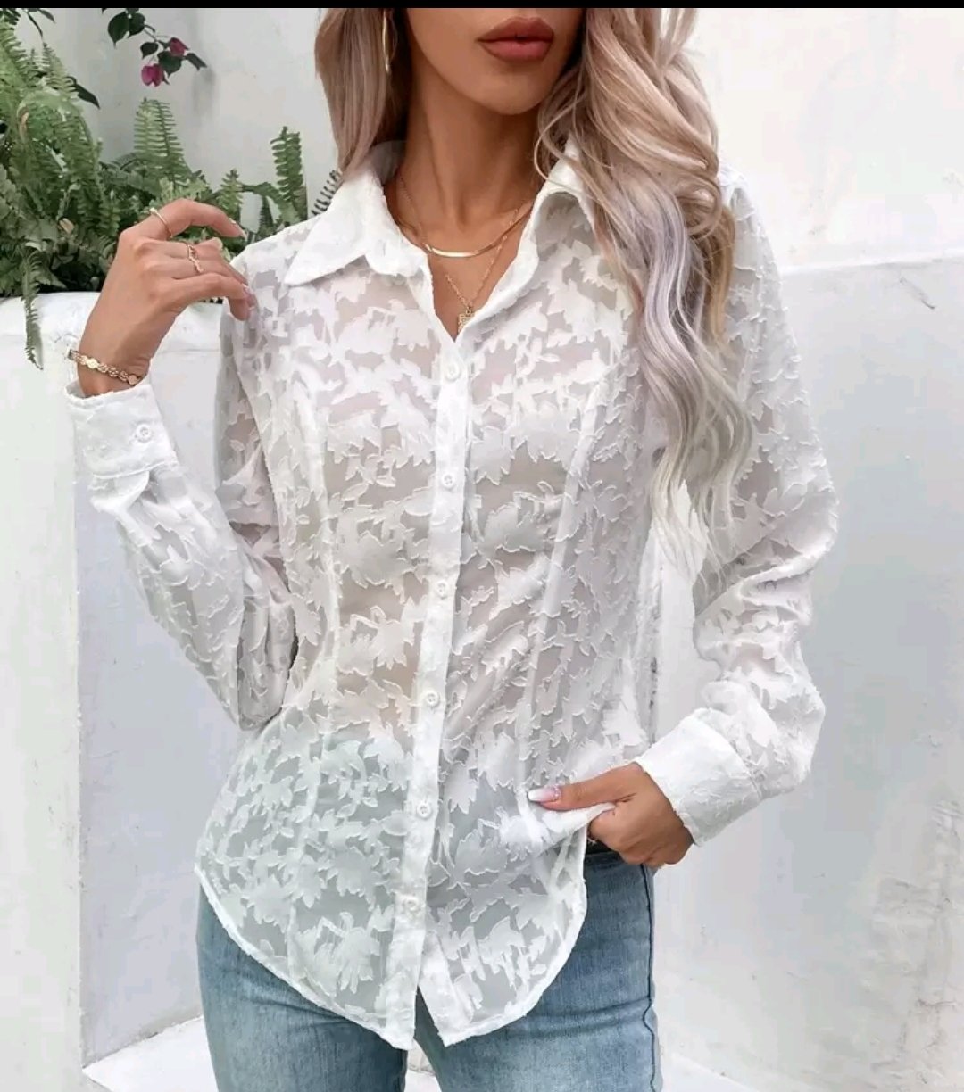 Camisa con bordado, con botones delantero, manga larga.