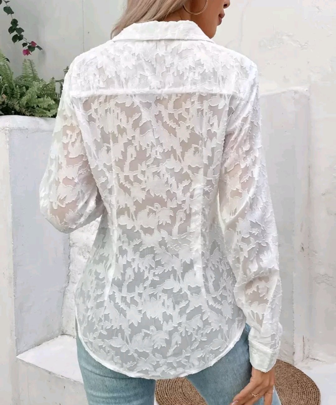 Camisa con bordado, con botones delantero, manga larga.