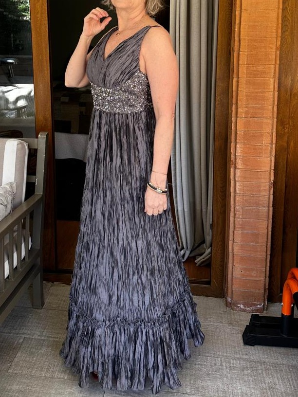 Vestido plateado con pedreria y tul