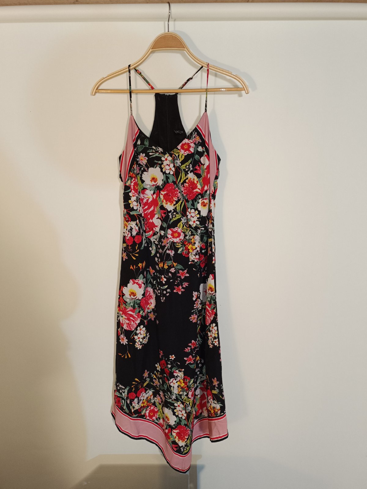 vestido io, largo a nivel media pantorrilla, de tirantes estilo halter, cierre hasta media espalda.