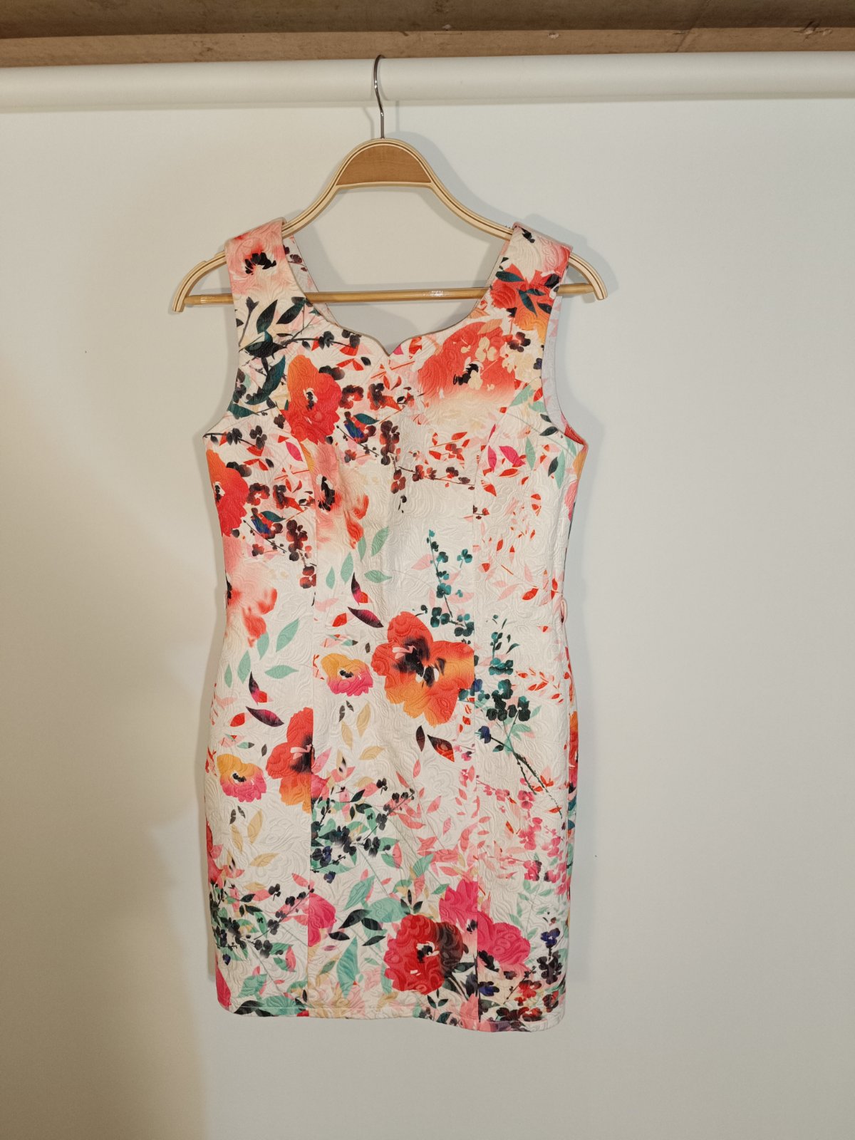 vestido io talla 40. corto medio muslo. estampado floral y con bordado. estructura semirrígida. sin etiqueta sin uso